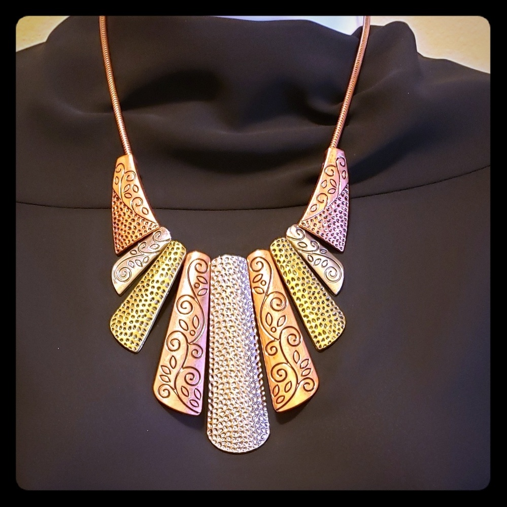 Women's fashion necklace in copper and gold